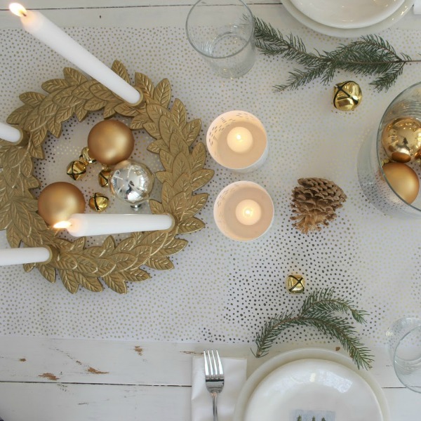 Table de Noël blanche avec des accents dorés et table de ferme peinte en blanc. #hellolovelystudio #christmastour