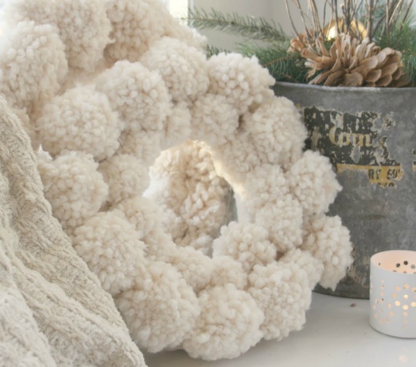 Couronne de pompons et décor de Noël de ferme rustique - Hello Lovely Studio. #hellolovelystudio #christmastour #pompomwreath #farmhousechristmas