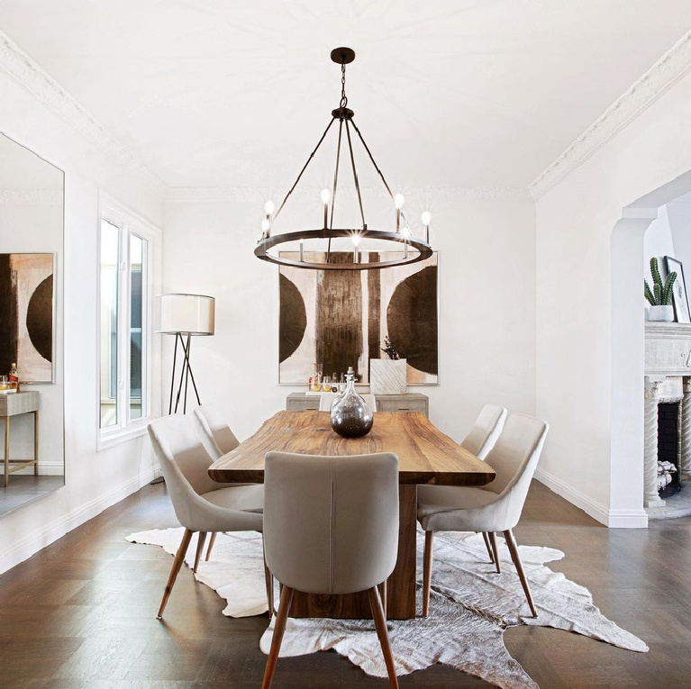 White Dove painted dining room by @ahern_kalmbach. #whitedovepaint #benjaminmoorewhitedove #whitepaintcolors #diningroom