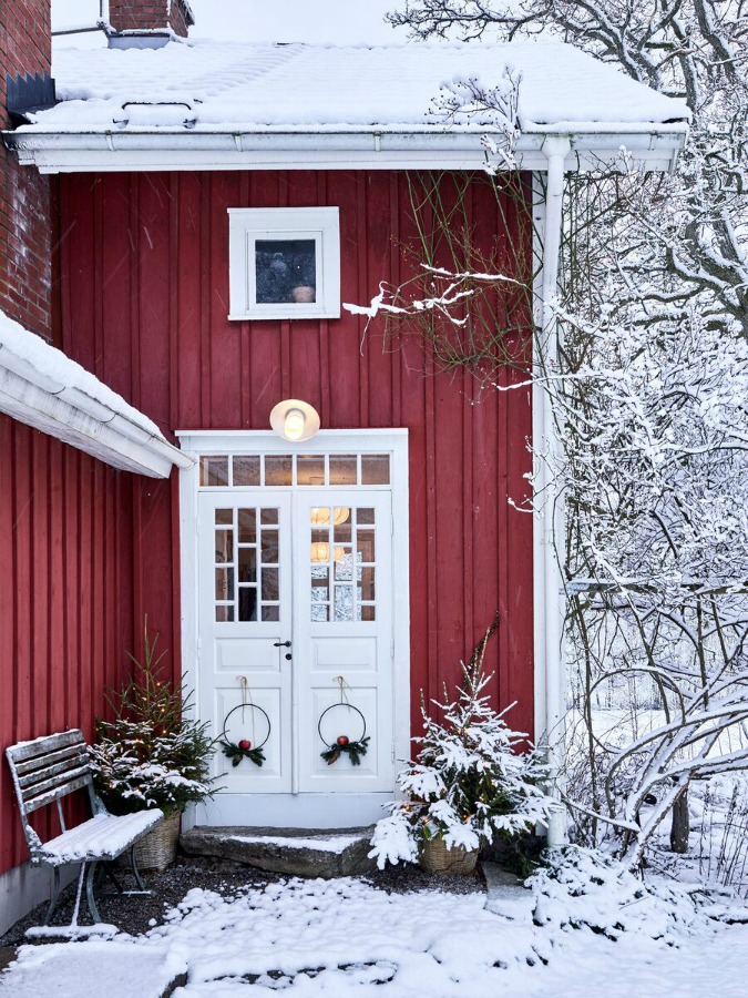 Swedish Christmas decor inspiration from Sara Sjoblom's farmhouse in Sweden in Skona Hem. #christmasdecor #swedishchristmas #swedishfarmhouse #scandinavianchristmas