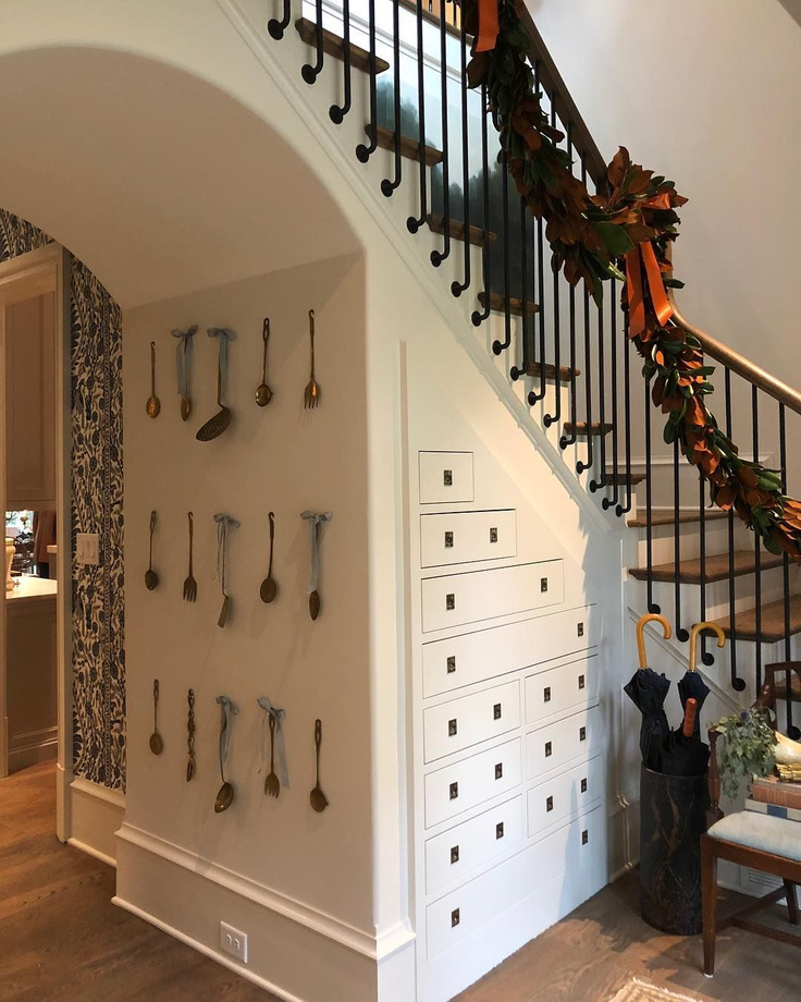 Classic and sophisticated Christmas decor in a mud room with cabinetry at the 2018 Atlanta Home for the Holidays Showhouse - cabinetry by Kingdom Woodworks; design by Gordon Dunning