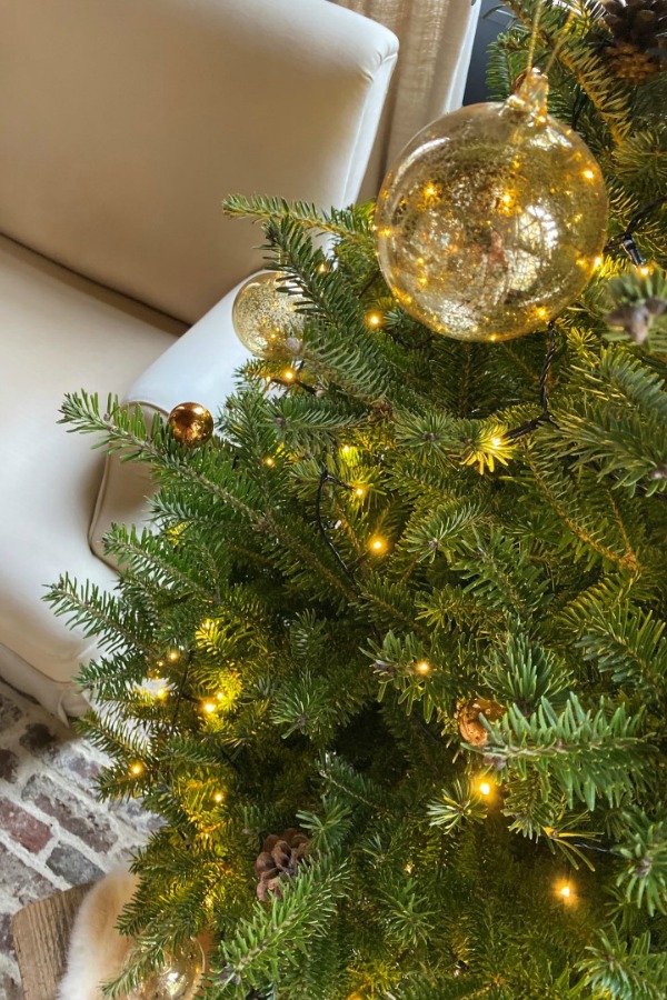 Elegant Belgian Christmas decor in the European home of Greet of Belgian Pearls. #christmasdecor #europeanchristmas #belgianchristmas #elegantchristmasdecor #holidaydecor