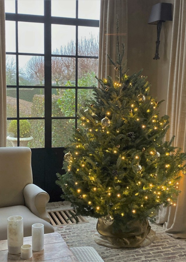 Elegant Belgian Christmas decor in the European home of Greet of Belgian Pearls. #christmasdecor #europeanchristmas #belgianchristmas #elegantchristmasdecor #holidaydecor