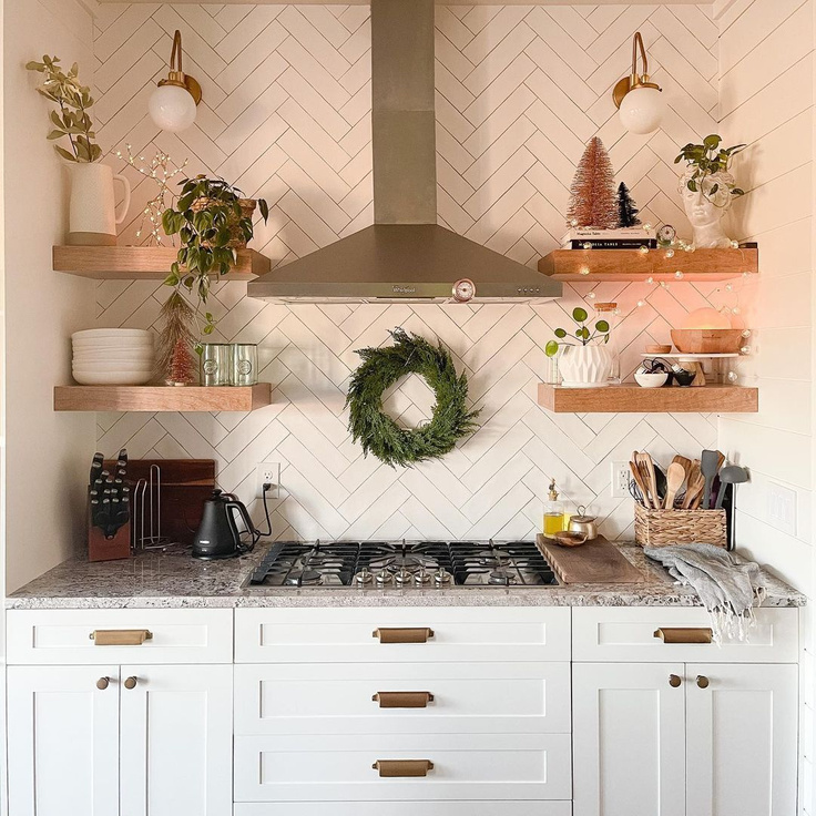 White Dove painted kitchen by Modern Midwest Nest. #whitepaintcolors #whitedovepaint #benjaminmoorewhitedove #whitekitchens