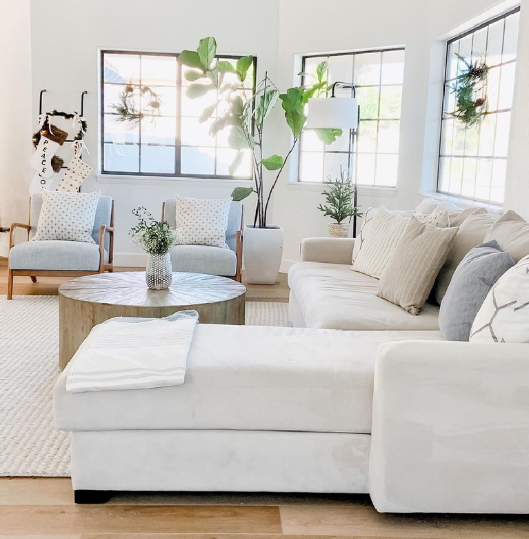 Chantilly Lace white painted living room with sectional - @theazbeachhouse. #chantillylacepaint #whitepaintcolors #livingroom #benjaminmoore #paintcolors