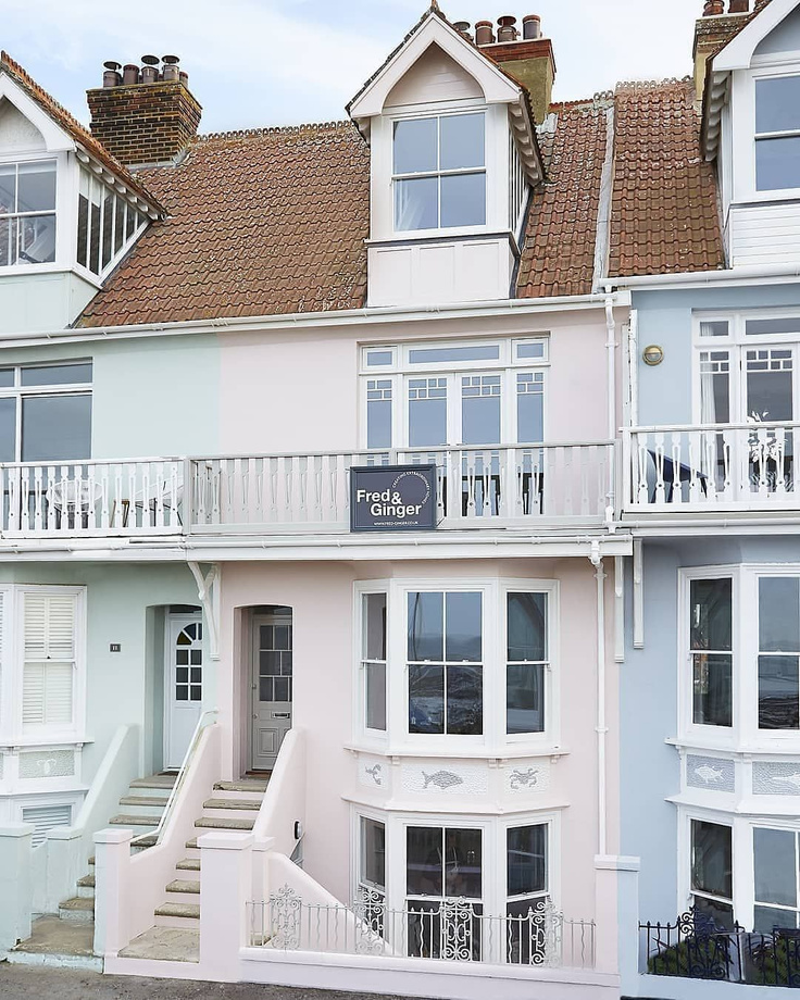 Farrow & Ball Calamine pink paint on a Victorian townhouse (Whitstable Beach) renovated by @fredandgingerhomes.