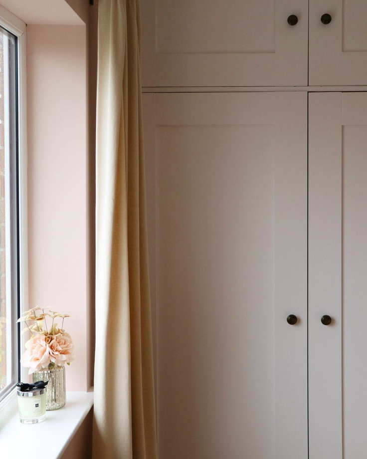 Farrow & Ball Calamine pink paint on walls in a Nottinghamshire bedroom by @hilaryhouse