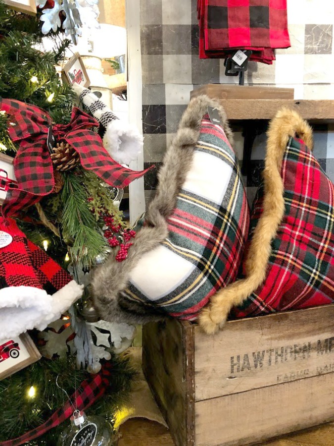 American farmhouse Christmas decor and vintage holiday decorating ideas at Urban Farmgirl in Rockford, Illinois. #hellolovelystudio #urbanfarmgirl #christmasdecor #farmhousechristmas #holidaydecor