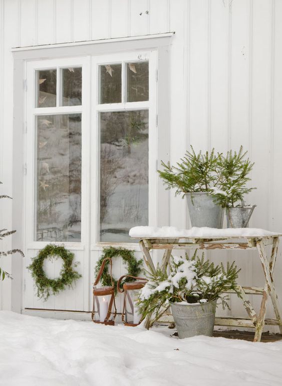 Beautiful exteriors and front doors decorated for Christmas! #christmasdecor #exteriors #outdoordecor #christmas