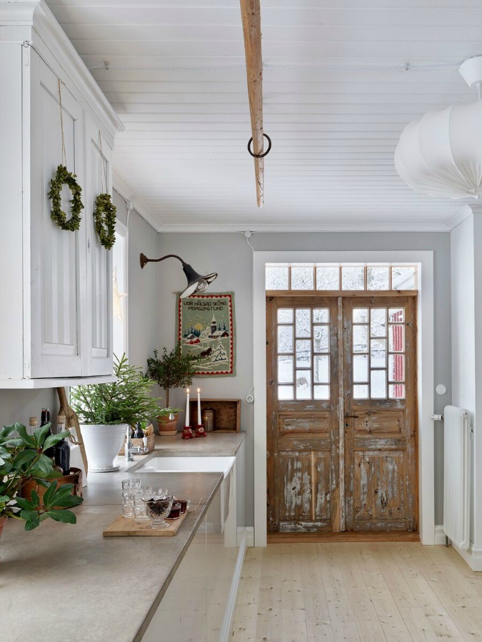 Inspiration suédoise de décoration de Noël dans la cuisine de ferme suédoise de Sara Sjöblom - Skona Hem. #swedishchristmas #swedishfarmhouse #swedishkitchen #christmasdecor