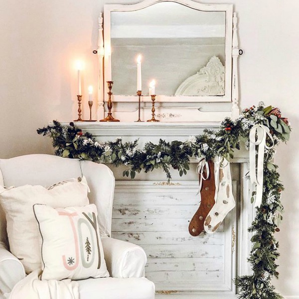 Charming white farmhouse Christmas decor with rustic, shabby chic and green elements - Le Cultivateur. Come find more Christmas Decorating Ideas to PIN for Happy Holidays!