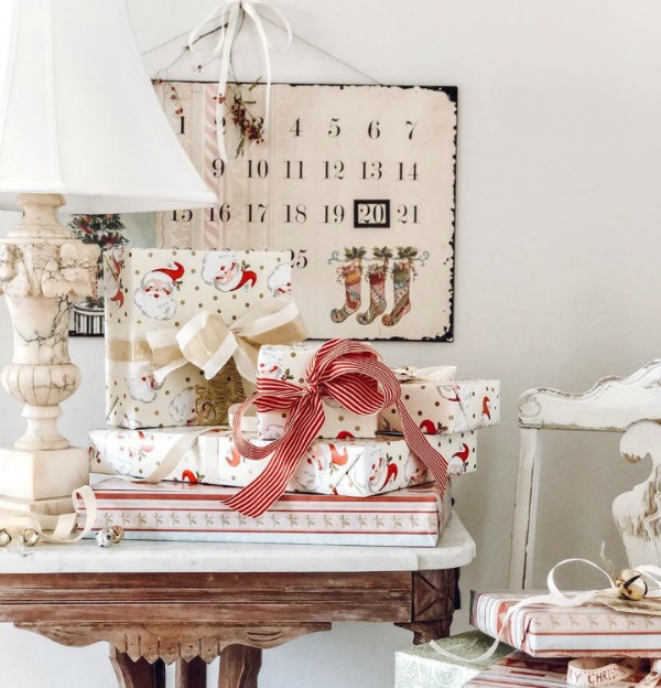 Charming vintage Christmas and farmhouse holiday decor by Le Christmas - come see more Decorating Ideas to PIN for Happy Holidays. #farmhousechristmas #vintagechristmas #christmasdecor #holidaydecor