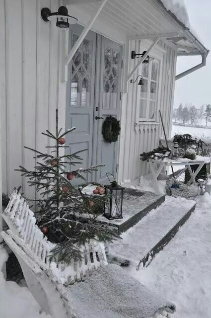 Beautiful exteriors and front doors decorated for Christmas! #christmasdecor #exteriors #outdoordecor #christmas