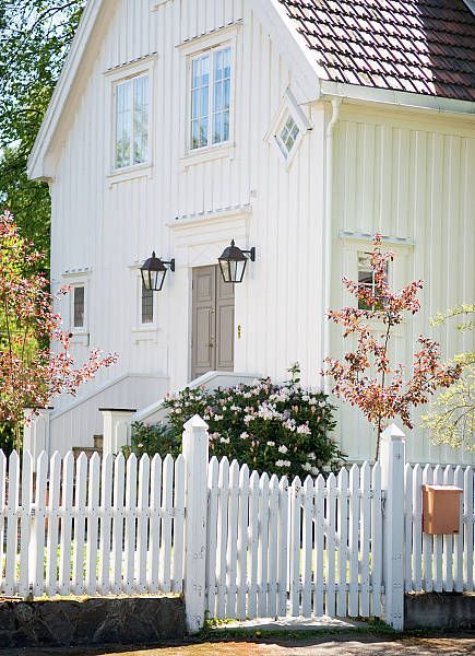 Beautiful exteriors and front doors decorated for Christmas! #christmasdecor #exteriors #outdoordecor #christmas