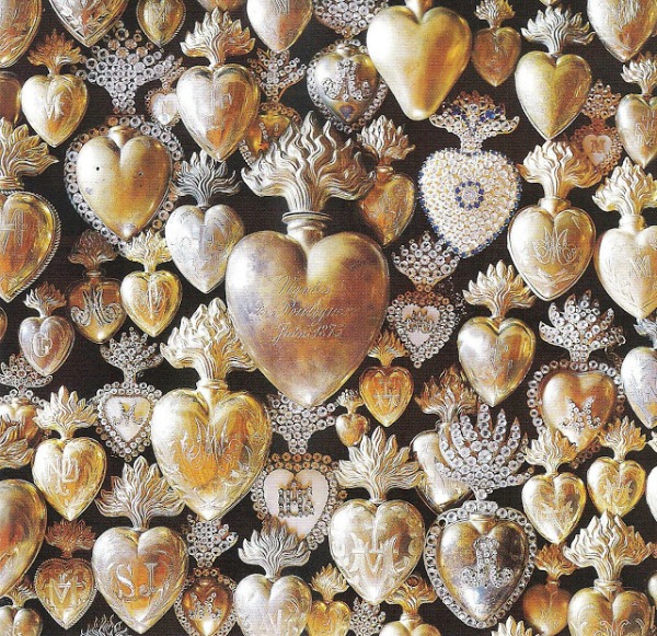 Collection of antique late 19th century ex-votos milagro hearts from France - Peter Vitale (Veranda 2007). #exvoto #milagroheart #frenchantiques #gildedhearts