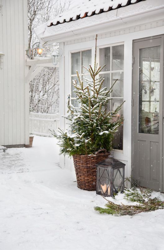 Beautiful exteriors and front doors decorated for Christmas! #christmasdecor #exteriors #outdoordecor #christmas