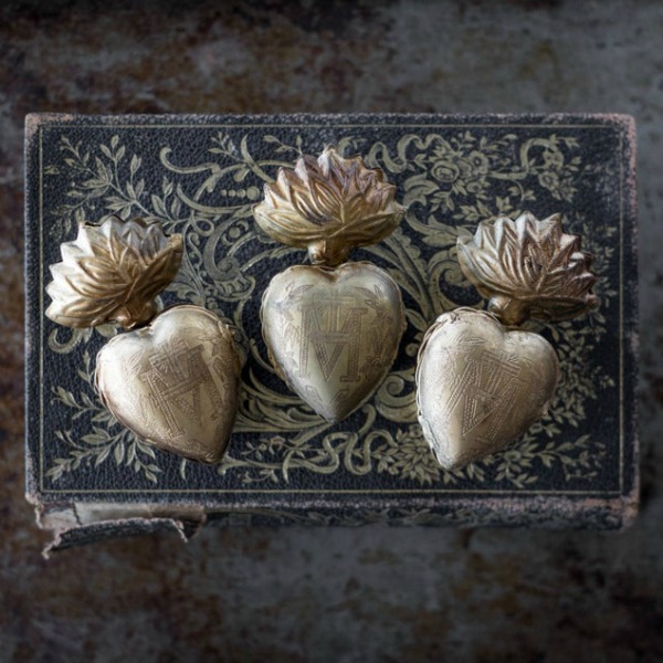 Sacred heart milagro set of 3 - Queen of Crowns. #milagro #hearts #sacredheart #exvoto #religiousheart