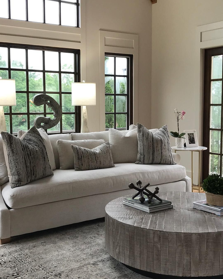 Beautiful living room with Sherwin Williams Shoji White paint color on walls - @whitewillow_cullman. #shojiwhite #sherwinwilliamsshojiwhite #whitepaintcolors #livingroom