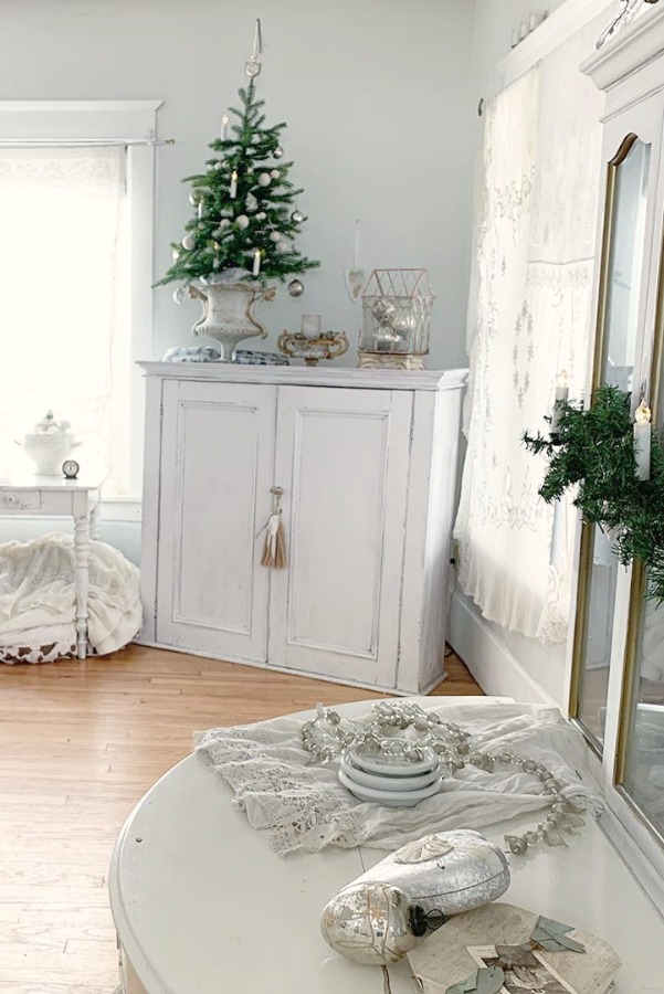 Swedish Christmas decor inspiration in vintage cottage with Nordic French design - My Petite Maison. #swedishchristmas #christmasdecor #frenchchristmas #scandinavianchristmas