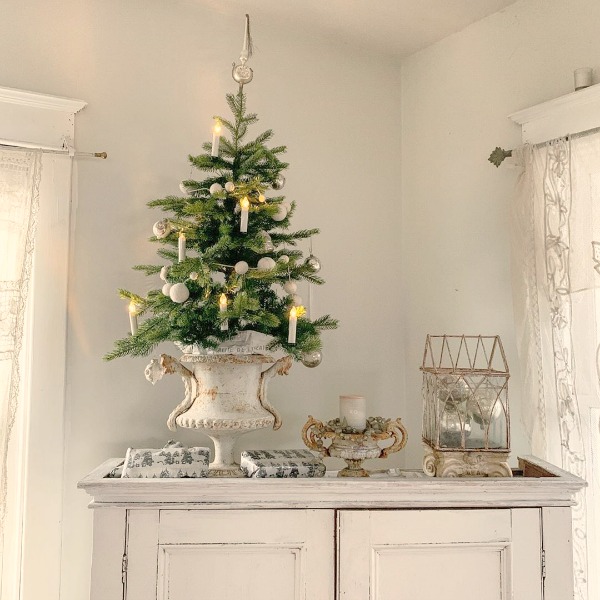 Swedish Christmas decor inspiration in vintage cottage with Nordic French design - My Petite Maison. #swedishchristmas #christmasdecor #frenchchristmas #scandinavianchristmas