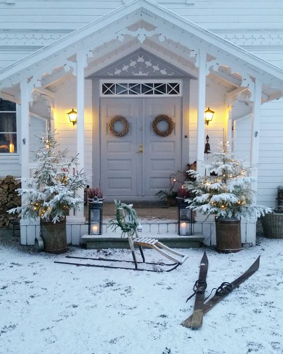 Beautiful exteriors and front doors decorated for Christmas! #christmasdecor #exteriors #outdoordecor #christmas