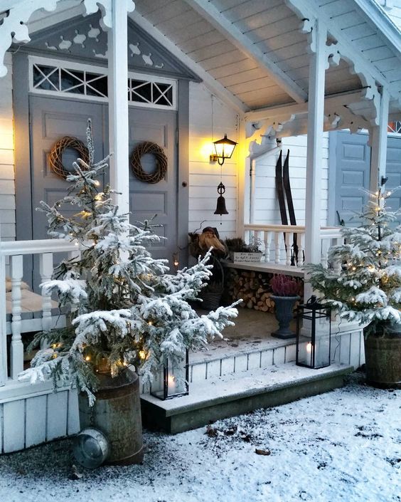 Beautiful exteriors and front doors decorated for Christmas! #christmasdecor #exteriors #outdoordecor #christmas