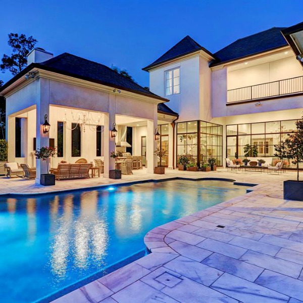 Pool and patio area of luxurious Houston mansion by Thomas O'Neill Homes. #pooldesign #luxuryhomedesign #backyardoasis