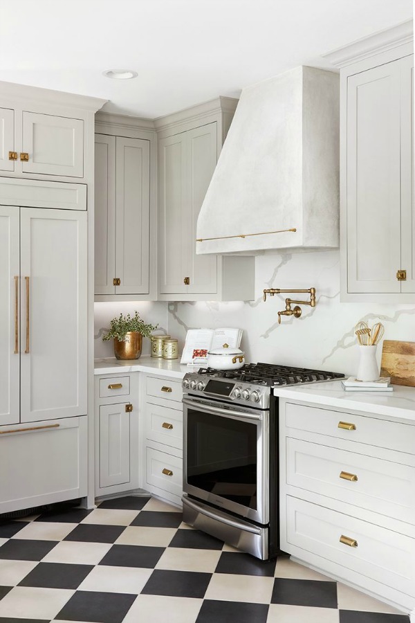 Gorgeous light grey kitchen! This tranquil Tudor cottage was renovated on HGTV's Fixer Upper by Chip and Joanna and is known as the Scrivano House. #fixerupper #scrivano #cottagestyle #interiordesign #greytrim #serenedecor