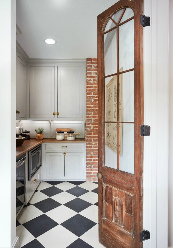 Charming butler pantry! This tranquil Tudor cottage was renovated on HGTV's Fixer Upper by Chip and Joanna and is known as the Scrivano House. #fixerupper #scrivano #cottagestyle #interiordesign #greytrim #serenedecor