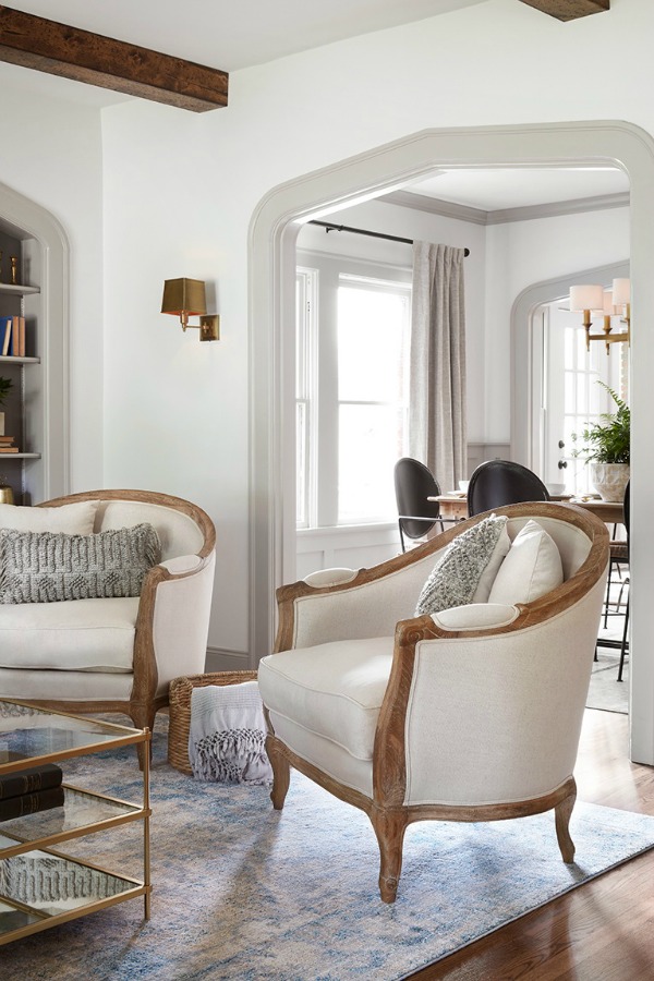  Come get inspired by Tranquil and Timeless Tudor Design Details From a Serene 1920s Texas Cottage renovated on HGTV's Fixer Upper by Chip and Joanna and known as the Scrivano House. #fixerupper #scrivano #cottagestyle #interiordesign #greytrim #serenedecor# livingroom #barrelchair