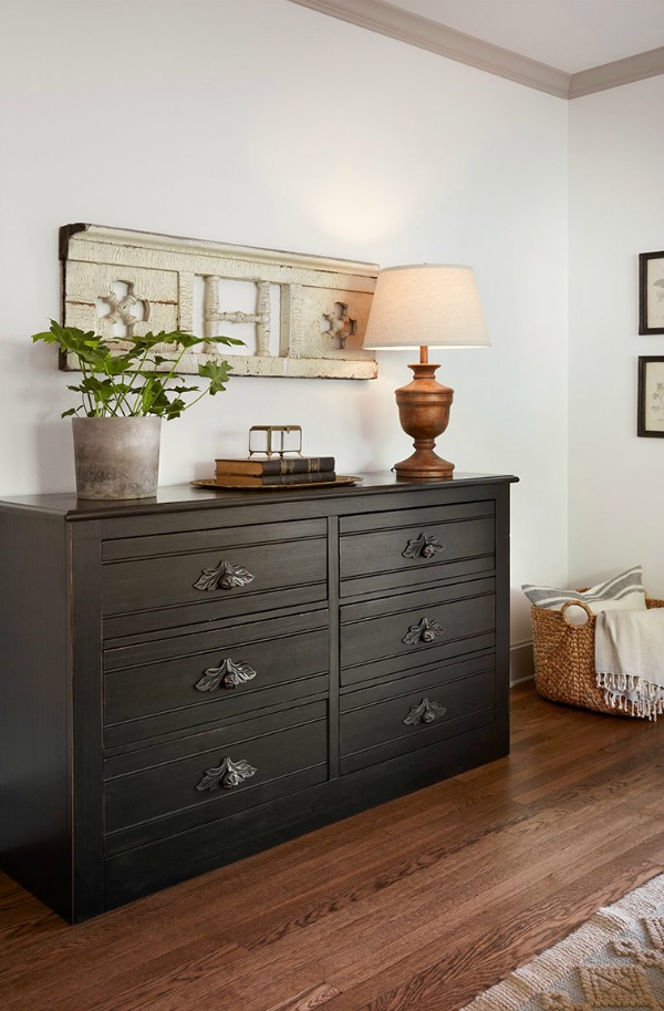 This tranquil Tudor cottage was renovated on HGTV's Fixer Upper by Chip and Joanna and is known as the Scrivano House. #fixerupper #scrivano #cottagestyle #interiordesign #greytrim #serenedecor
