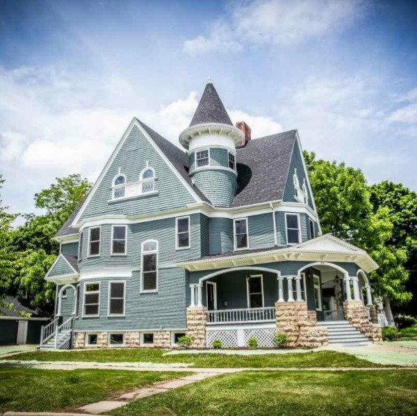 Architecturally magnificent Victorian style historic home tour (Beloit, WI). #victorianhome #interiordesign #hometour #homerenovation #historichome