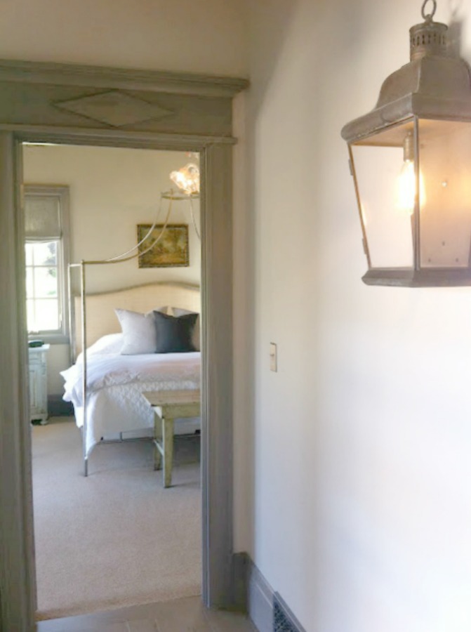 Gustavian and French decor inspiration from a beautiful custom cottage in Utah - Decor de Provence. #frenchcountry #interiordesign #frenchcottage