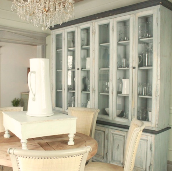 Gustavian and French decor inspiration from a beautiful custom cottage in Utah - Decor de Provence. #frenchcountry #interiordesign #frenchcottage