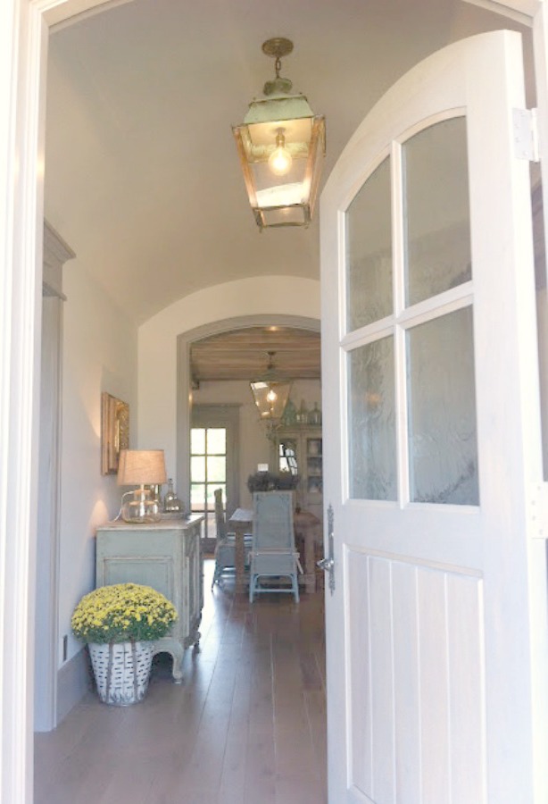 Gustavian and French decor inspiration from a beautiful custom cottage in Utah - Decor de Provence. #frenchcountry #interiordesign #frenchcottage