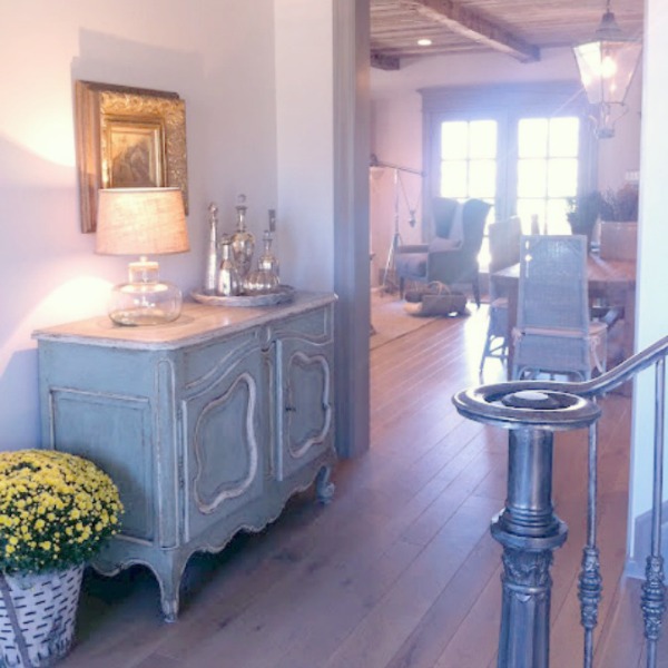 Gustavian and French decor inspiration from a beautiful custom cottage in Utah - Decor de Provence. #frenchcountry #interiordesign #frenchcottage