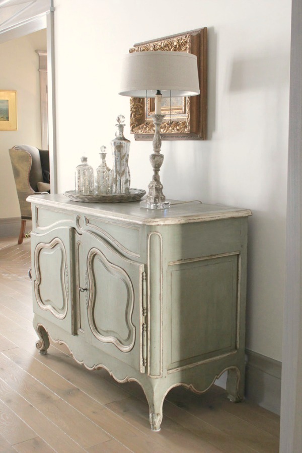 Gustavian and French decor inspiration from a beautiful custom cottage in Utah - Decor de Provence. #frenchcountry #interiordesign #frenchcottage