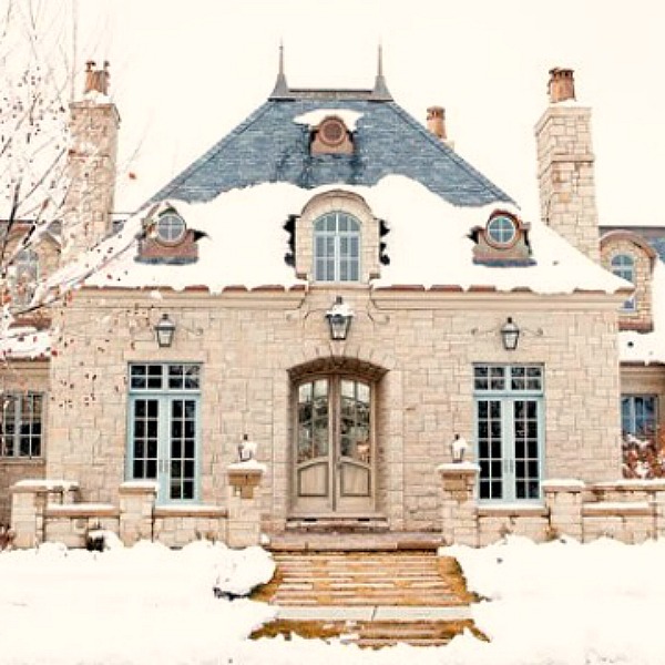 French chateau with stone exterior and Gustavian details - Decor de Provence. #frenchhome #frenchchateau #houseexterior #stonehouses