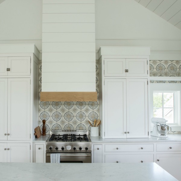 Beautiful white coastal cottage kitchen with design by Lisa Furey and Benjamin Moore WHITE paint color. #benjaminmoorewhite #kitchendesign #coastalcottage #interiordesign