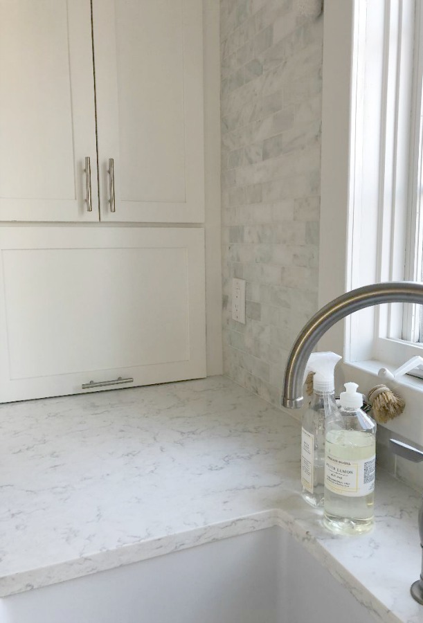 Minuet Viatera Quarz-Arbeitsplatte in unserer klassischen weißen Küche mit Shaker-Schränken und Edelstahlgeräten. #hellolovelystudio #whitequartz #countertops #kitchendesign #minuet #viateraquartz #lgviatera