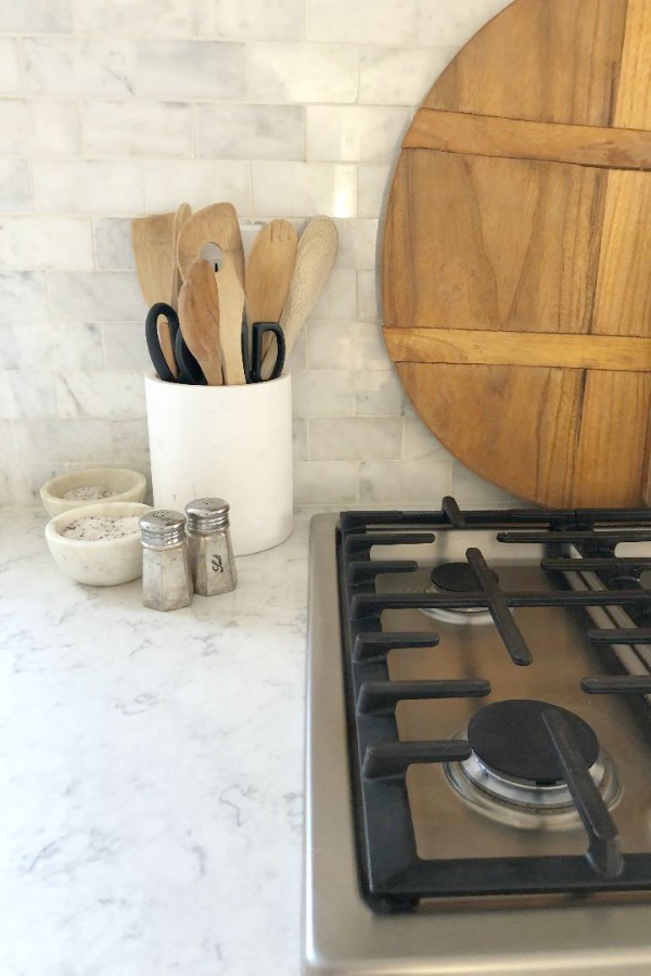 Minuet Viatera Quarz-Arbeitsplatte in unserer klassischen weißen Küche mit Shaker-Schränken und Edelstahlgeräten. #hellolovelystudio #whitequartz #countertops #kitchendesign #minuet #viateraquartz #lgviatera