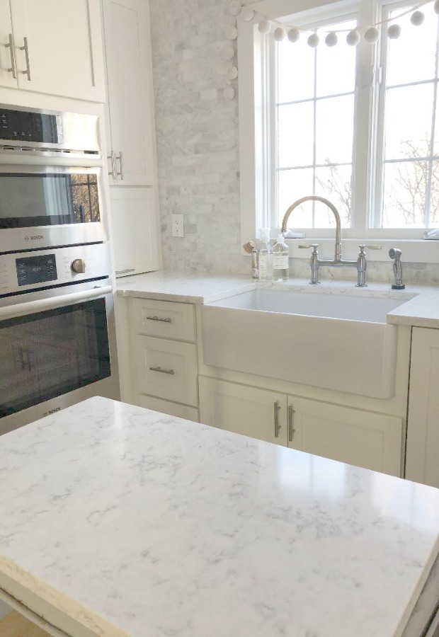 White Quartz For Kitchen Countertops, What Color Quartz Countertops With Cream Cabinets