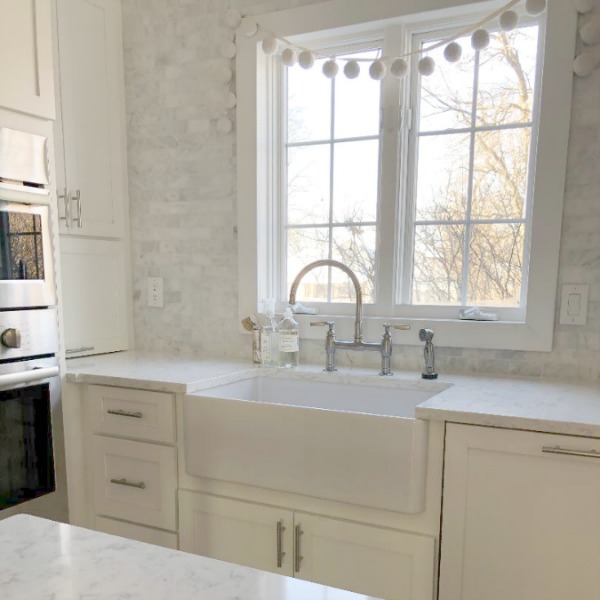 Minuet Viatera Quarz-Arbeitsplatte in unserer klassischen weißen Küche mit Shaker-Schränken und Edelstahlgeräten. #hellolovelystudio #whitequartz #countertops #kitchendesign #minuet #viateraquartz #lgviatera