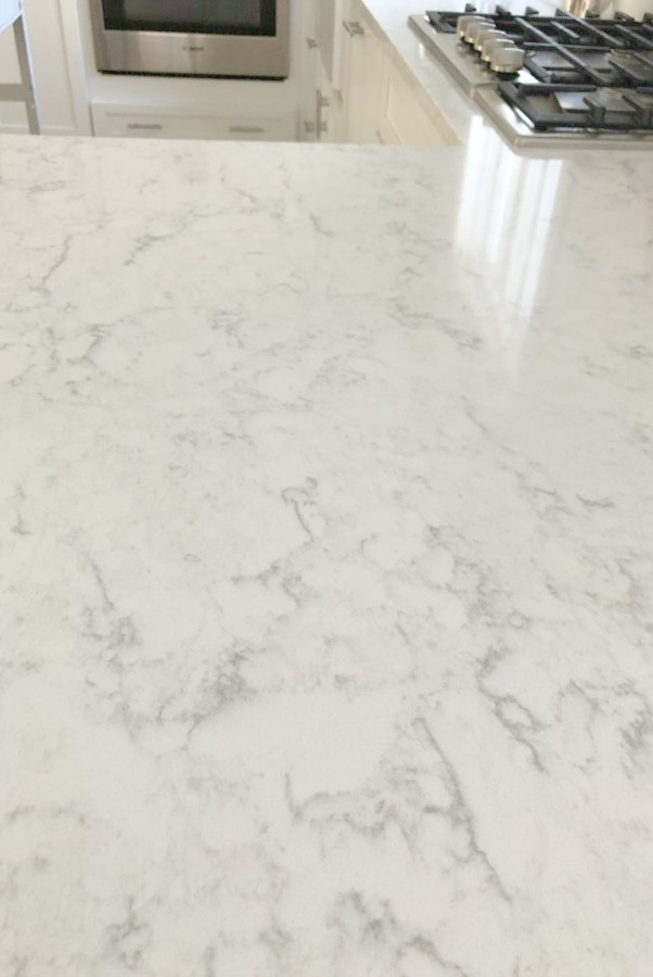 Minuet Viatera Quarz-Arbeitsplatte in unserer klassischen weißen Küche mit Shaker-Schränken und Edelstahlgeräten. #hellolovelystudio #whitequartz #countertops #kitchendesign #minuet #viateraquartz #lgviatera