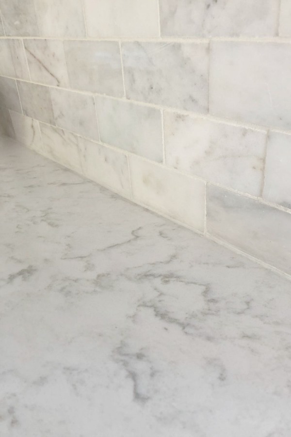 Minuet Viatera Quarz-Arbeitsplatte in unserer klassischen weißen Küche mit Shaker-Schränken und Edelstahlgeräten. #hellolovelystudio #whitequartz #countertops #kitchendesign #minuet #viateraquartz #lgviatera