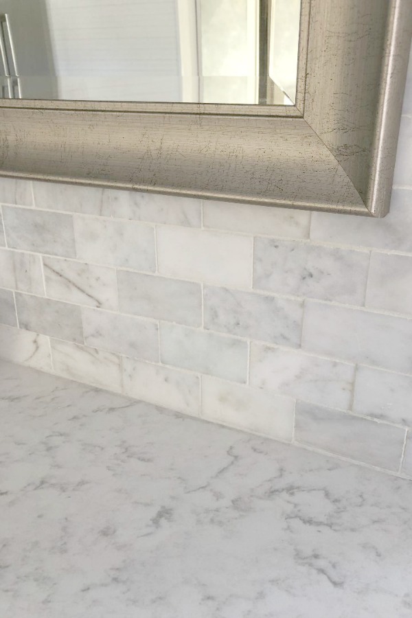 Minuet Viatera Quarz-Arbeitsplatte in unserer klassischen weißen Küche mit Shaker-Schränken und Edelstahlgeräten. #hellolovelystudio #whitequartz #countertops #kitchendesign #minuet #viateraquartz #lgviatera