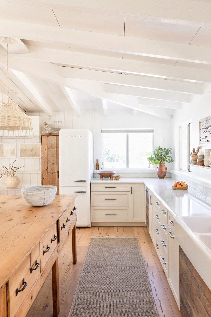 White kitchen with natural wood design elements for a cozy neutral mood - Lulu & Georgia. #whitekitchen #modernfarmhouse #kitchendesign