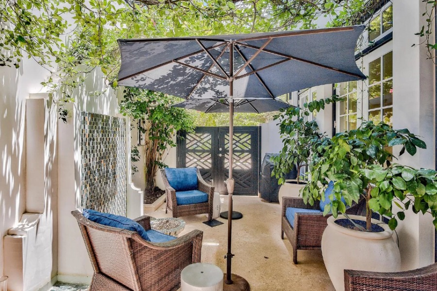 Luxurious courtyard in a magnificent Alys Beach home by Domin Bock. #courtyarddesign #housedesign #coastalhome #alysbeach