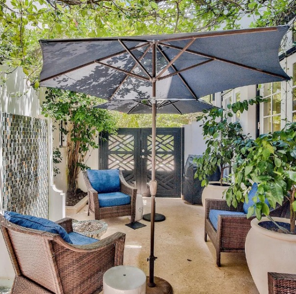 Luxurious courtyard in a magnificent Alys Beach home by Domin Bock. #courtyarddesign #housedesign #coastalhome #alysbeach