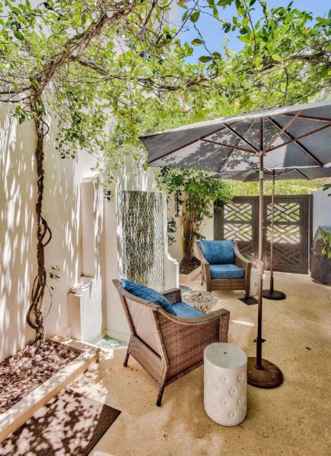 Luxurious courtyard in a magnificent Alys Beach home by Domin Bock. #courtyarddesign #housedesign #coastalhome #alysbeach